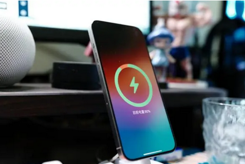 南岸苹果15换屏服务分享用什么充电器给iPhone15充电更好 